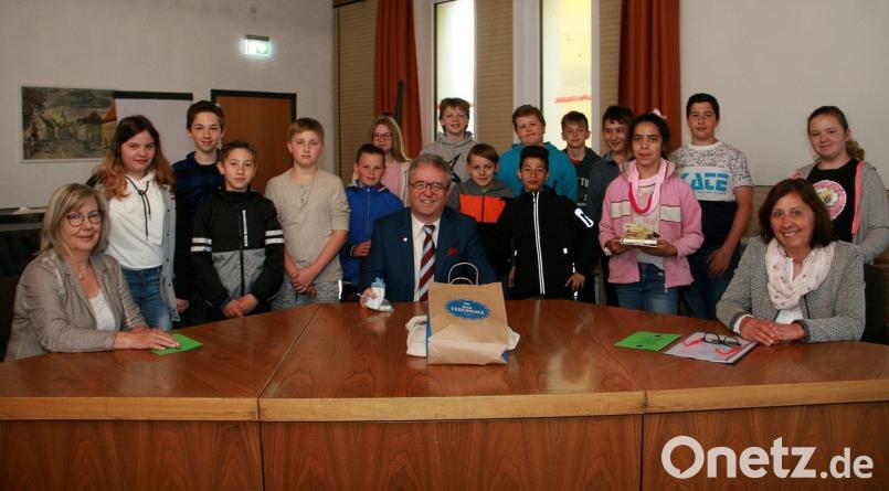 Dankeschön für die Unterstützung sagten die Schüler der GTK 5 und 6, die zusammen mit Rektorin Andrea Schiml (links) und Fachlehrerin Elisabeth Kinle (rechts) ins Rathaus gekommen waren, um Bürgermeister Toni Dutz Dankeschön fürs Reisegeld zu sagen. Bild: wro