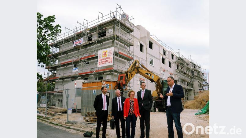 IBC-Geschäftsführer Peter Reber (rechts) stellt beim Richtfest die neue Wohnanlage &quot;An den Vilsauen&quot; vor, deren Vertrieb LBS-Verkaufsleiter Manfred Herbst (Zweiter von links) betreut. Zudem auf dem Bild zu sehen sind die Immobilienexperten der Sparkasse Oberpfalz Nord, Manuel Braun (links) und Martin Duschner, sowie Bürgermeisterin Brigitte Netta.  	Bild: gf