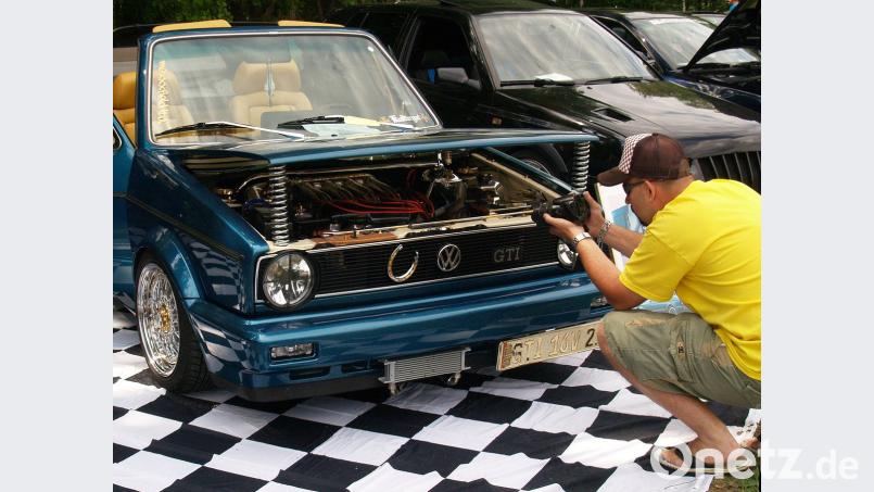 So manche Digitalkamera wird auch am Pfingstsonntag wieder gezückt beim Fotografieren chromblitzender Motorblöcke. Bild: sön