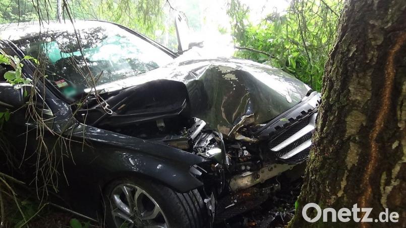 Bei einem Unfall zwischen Heinersreuth und Heinersberg am Mittwochmorgen prallt ein Mann mit seinem Mercedes gegen zwei Bäume.	Bild: jma