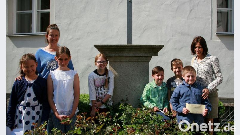 Die Spendenübergabe erfolgte nach dem Gottesdienst am Falkenberger Marktplatz. Im Bild (von links) Sophia Lindner, Birgit Bleistein (als Vertreterin der „Stiftland Sternenkinder“), Lenya Trottmann, Klara Zeitler, Pius Fischer, Florian Jähring, Andreas Meister und „Sternenkinder“ Vorsitzende Beatrix Kempf. Bild: wro