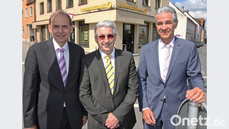 Commerzbank-Niederlassungsleiter Sebastian Hackl (rechts) verabschiedete Filialdirektor Michael Albang (Mitte) in den Ruhestand und wünschte seinem Nachfolger Cristoph Rolland alles Gute.  	Bild: Mardanow
