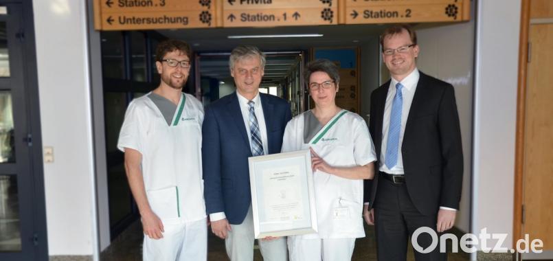 Marius Aach, Hygienefachkraft Maren Förster, Dr. Peter Kaiser (beratender Facharzt für Hygiene und Umweltmedizin) sowie Reinhold Scharf sind stolz auf das Silber-Zertifikat der Klinik Lindenlohe.  	Bild: exb