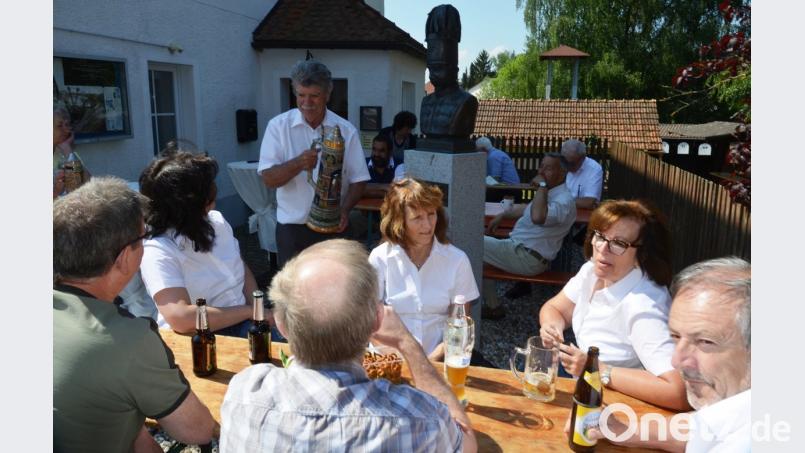 HAK-Vorsitzender Jakob Scharf (stehend) präsentierte bei der Eröffnung der Sonderausstellung &quot;Bierkrüge&quot; im Steinberger Braunkohlemuseum den Besuchern und Museumsleiterin Renate Rose (links) viele Raritäten, darunter auch eine &quot;Liesl&quot; mit 3,6 Litern Fassungsvermögen.  	Bild: sja