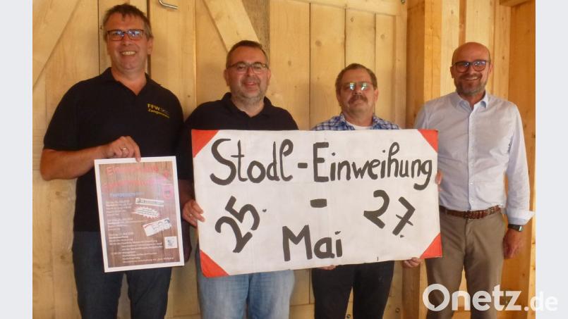 An drei Tagen wird die Fertigstellung des Feuerwehrstadls in Zangenstein gefeiert. Die Werbetrommel für das Fest rühren (von links) Vorsitzender Dieter Dettwiler, Kommandant Wolfgang Graf, Marktrat Franz Stockerl und Bürgermeister Maximilian Beer. 	Bild: mad