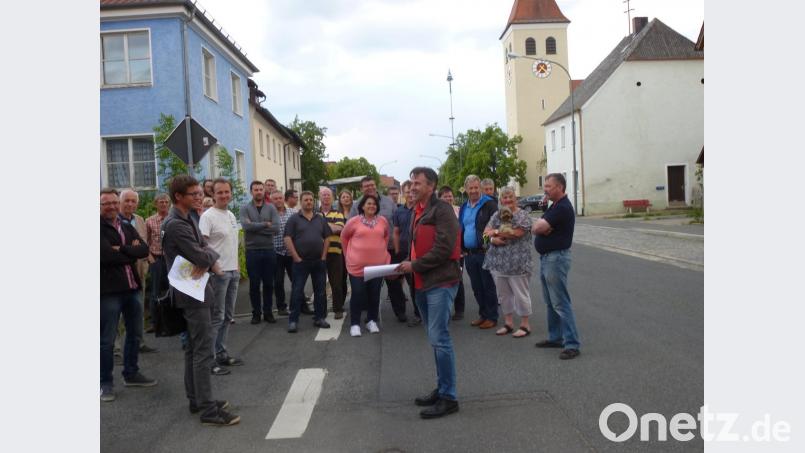 Wie könnte sich der Ortskern verändern? Die Kaltenbrunner waren bei der Ortsbegehung am Marktplatz um Vorschläge nicht verlegen. Bild: bk)