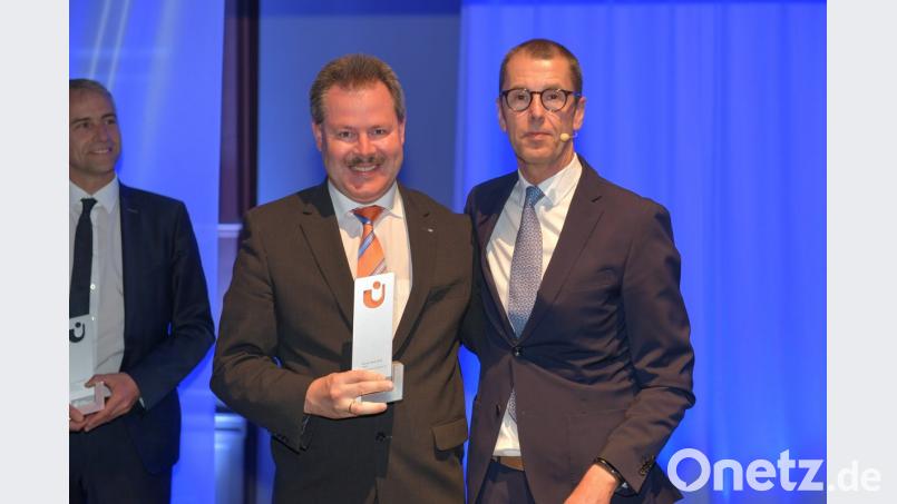 Direktor Bernhard Werner (links), Vorstandssprecher der Raiffeisenbank im Naabtal, bekam den &quot;Prix de Fonds&quot; in Silber durch Hans Joachim Reinke, den Vorstandsvorsitzenden der Union Asset Management Holding AG, verliehen.  	Bild: exb