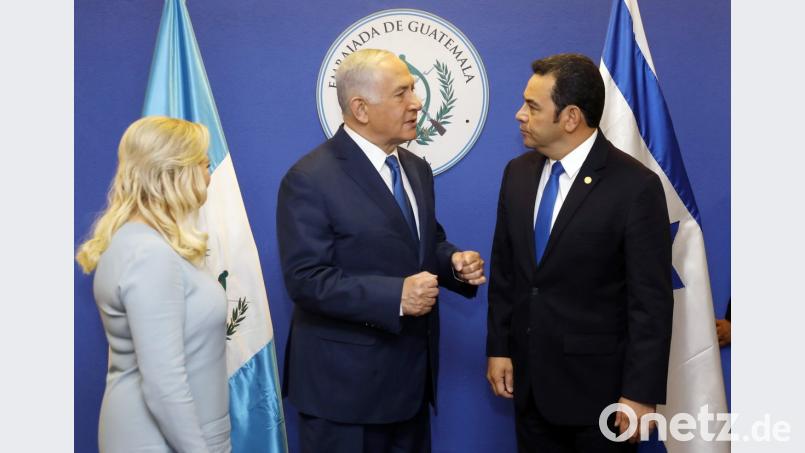 Der Präsident von Guatemala Jimmy Morales (rechts) unterhält sich mit dem israelischen Ministerpräsidenten Benjamin Netanjahu.  	Bild: Ronen Zvulun/Pool