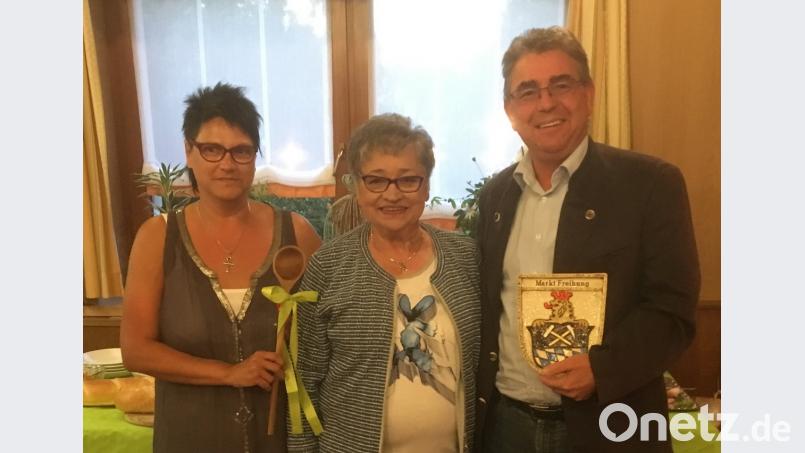Alle freuen sich, dass es weitergeht im Traditionswirtshaus Hammer. Von links: Diana Hirmer, Thea Hammer und Norbert Bücherl.  	Bild: ng