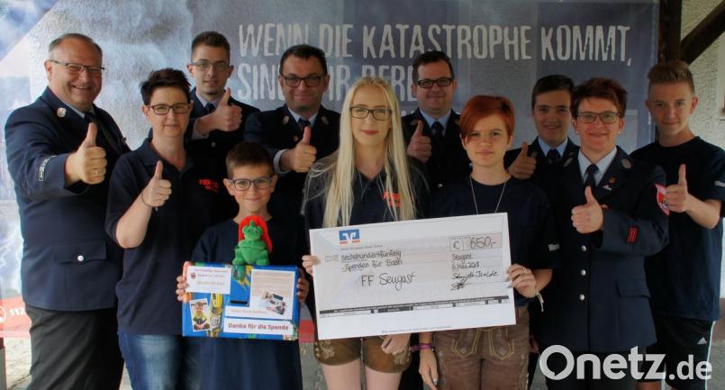 Hilfe für einen tapferen Bub. Den Erlös aus dem Kuchenverkauf spendet die Feuerwehr Seugast an Basti. Bild: dg