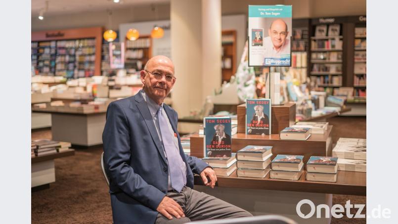 Tom Segev stellt sein neues Buch in Weiden vor.  	Bild: Lukas Meiser