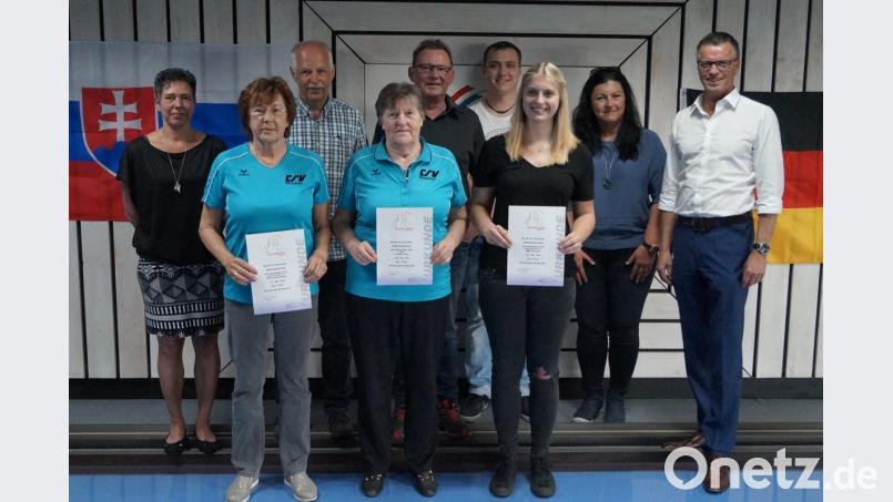 Bürgermeister Hermann Falk (rechts) und Michaela Wenzl, stellvertretende Abteilungsleiterin der TuS-Kegler, gratulieren den Siegern.  	Bild: fg