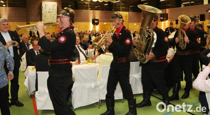 So rußgeschwärzt wie Kommandant Norbert Neugirg (links) und seine Altneihauser Feierwehrkapell&#039;n in der Regel auftreten, passten sie hervorragend zum Festabend der Kaminkehrer. Zum &quot;Star Wars&quot;-Soundtrack, der aus den Blasinstrumenten erklang, marschierten die Musiker ein.  	Bild: Götz