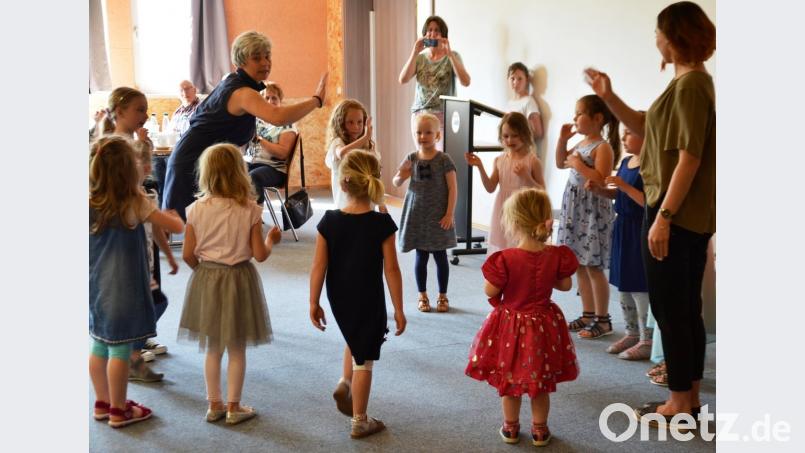 Auch die Kinder der Bambini-Garde ließen es sich nicht nehmen, unter der Regie von Marion Dietz Tänze, Lieder und Gedichte zum Besten zu geben. Bild: weu
