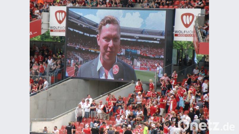 Auftritt vor 50 000 Zuschauern im Nürnberger Stadion: Unternehmer Bernd Godelmann (hier auf Großleinwand) übergab einen 5000-Euro-Gutschein an den Sieger des Wettbewerbs &quot;Steine für Vereine&quot;.  	Bild: hou