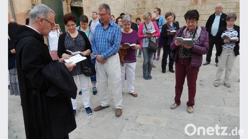 Pater Prior Matthias Karl (links), ein gebürtiger Schneeberger, begleitete die Pilgergruppe und zelebrierte die Gottesdienste.  	Bilder: whr (2)