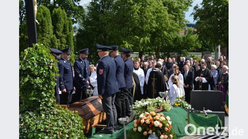 Viele Trauergäste scharen sich auf dem Friedhof in Kirchendemenreuth und verabschieden sich vom langjährigen Pfarrer Leonhard Schinner.	Bild: sm