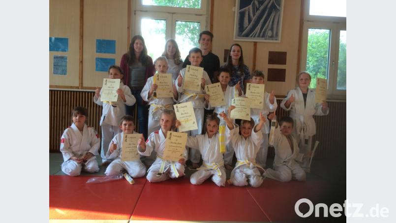 Die erfolgreichen Judokas mit (hinten, von links) Prüferin Jessika Bertelshofer. Trainerin Magdalena Scherer, Tobias Käßner und Laura Sabisch.	Bild: tbi