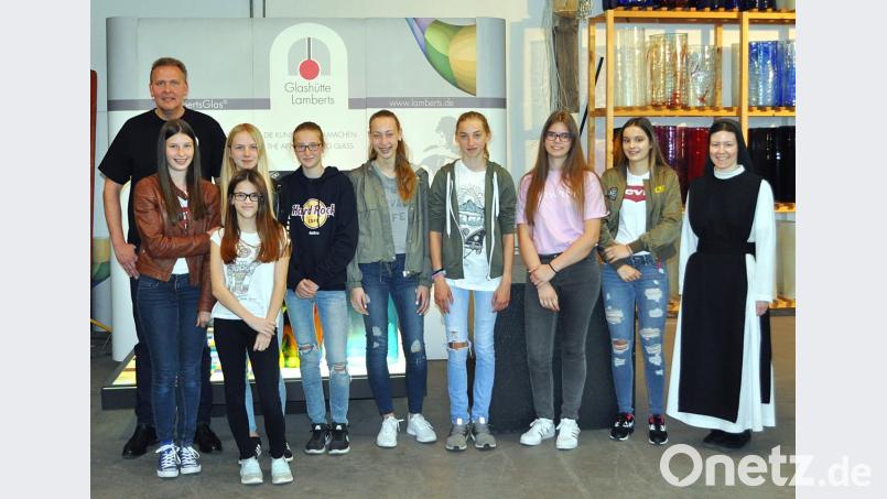 Die Schülerinnengruppe der Klasse 8b zusammen mit Robert Christ von der Firma Lamberts (links) und Schwester M. Raphaela Kratzer (rechts).  	Bild: exb