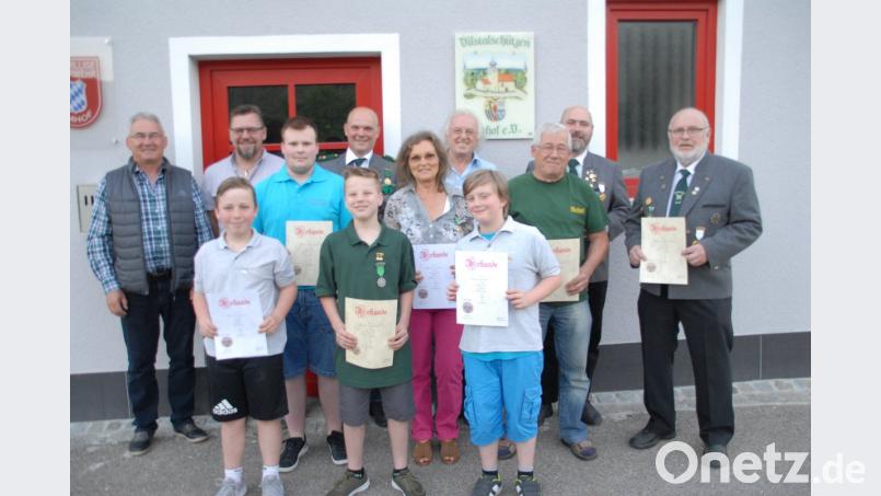 Die Vereinsmeister mit 3. Bürgermeister Martin Bauer (links).