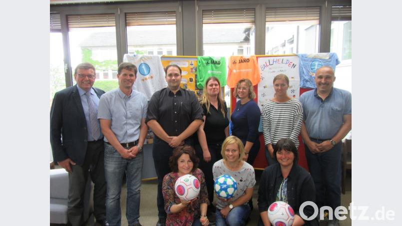 Schulleiter Helmut Schuster (hinten links) sowie die Lehrer Martin Gradl (Zweiter, hinten links) und Heidi Eichinger (unten links) bereiten mit den Mitgliedern des Elternbeirats den großen &quot;Ballhelden&quot;-Tag vor. 	Bild: mr