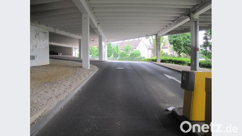 Gleich zweimal hat am Mittwoch ein unter Drogen- und Alkoholeinfluss stehender Herzogstädter die Schranke am Parkdeck des Liliencenters gerammt. Polizeiangaben nach ist dabei auch der Hausmeister, der eine Schranke wieder anbringen wollte, gefährdet worden. 	Bilder: Polizei (2)