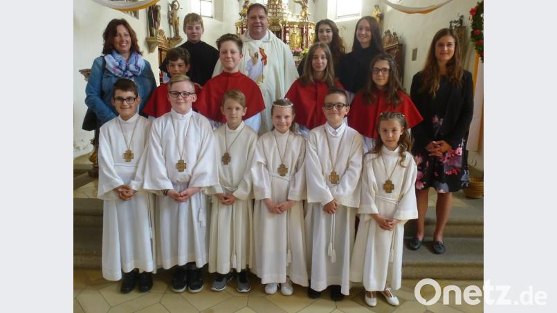 Am Tag der Erstkommunion wurden die Buben und Mädchen von Pfarrer Markus Urban, Rektorin Claudia Buchmann (links), Lehrerin Christine Göckel (rechts) und den Ministranten begleitet.  	Bild: mad