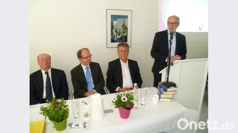 Zum Nachfolger des langjährigen Aufsichtsratsmitglieds Edmund Hummel (links) wählt die Mitgliederversammlung des Wohnungsbau- und Siedlungswerks Werkvolk Alois Ponnath (rechts). Neben Hummel sitzen Mitglied Ewald Fiegert und Gremiumsvorsitzender Johann Fröhlich.  	Bilder: usc (2)