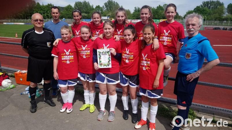 Die Mädchen aus dem Gregor-Mendel-Gymnasium bleiben bei ihrem Turnier ungeschlagen.