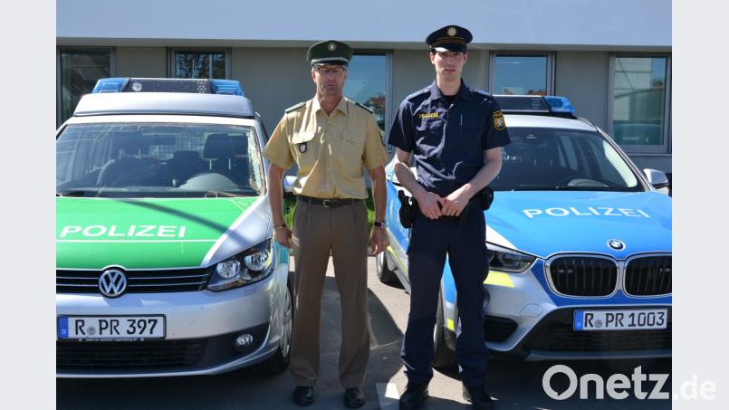 Aus Grün mach Blau: Thomas Dietrich (links), stellvertretender Dienststellenleiter in alter Uniform, daneben Dienstgruppenbeamter Florian Riedl in der neuen blauen Uniform. Bild: plym
