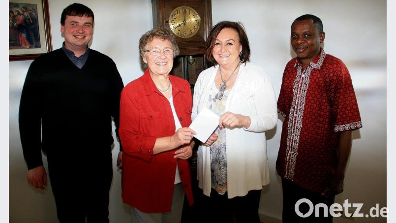 200 Euro für die „Mitterteicher Tafel“ übergab Frauenbundvorsitzende Maria Braun (2. von links) an die Vorsitzende der Einrichtung, Nicole Fürst. Bei der Spendenübergabe waren Pfarrer Maximilian Roeb (links) und Pfarrer Franklin (rechts) ebenfalls mit anwesend. Bild: wro