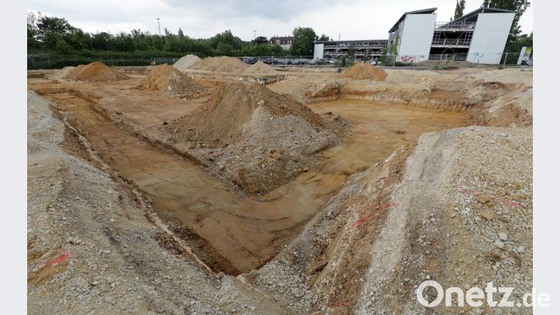 Tiefe Löcher: Die Firma Goldbeck hat sie auf dem Gelände der ehemaligen Emailfabrik Baumann für das Fundament des Parkhauses gegraben.	Bilder: wsb (2)