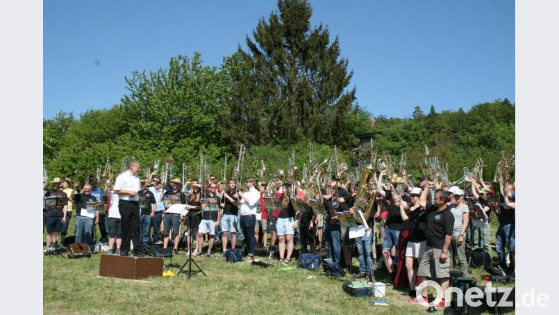 &quot;Allein Gott die Ehre&quot; bedeutet der Bläsergruß, wenn die Musiker nach einen Konzert ihre Instrumente gen Himmel heben.  	Bilder: cog (2)