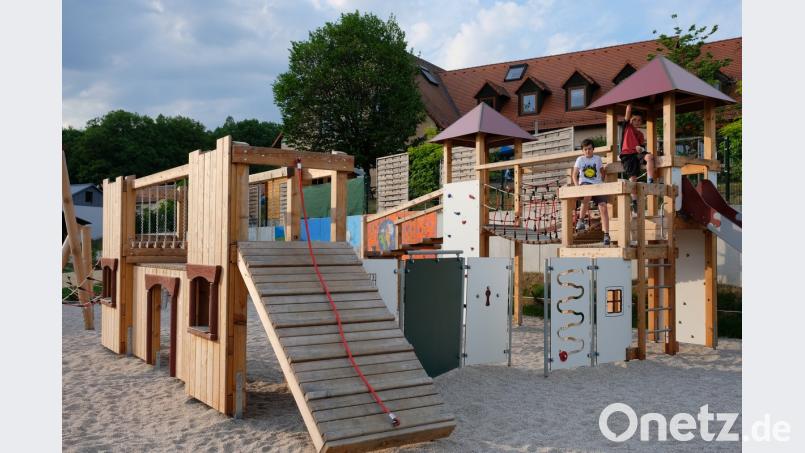 Die beiden Türme des Spielgeräte-Ensembles sollen die gestalterischen Elemente des Klosterdorfes nachzeichnen.  	Bild: do