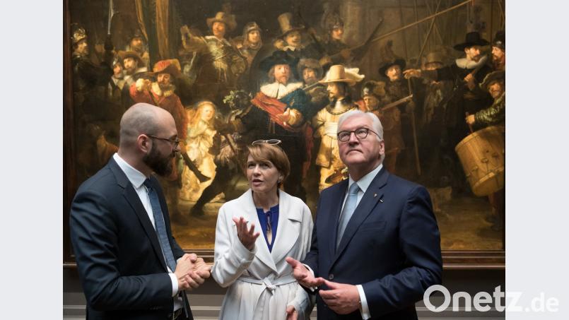 Unter Führung von Kurator Matthias Ubl (links) besichtigten am Mittwoch Bundespräsident Frank-Walter Steinmeier und seine Frau Elke Büdenbender das Rijksmuseums in Amsterdam. Im Hintergrund das bekannte Rembrandt-Gemälde &quot;Die Nachtwache&quot;.  	Bild: Soeren Stache/dpa