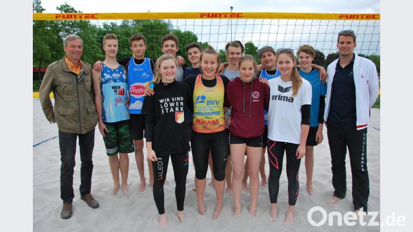 Die Auswahlspieler mit Landestrainer Dominic von Känel (rechts) auf der neuen Beachvolleyball-Anlage des VC Amberg. Links VC-Abteilungsleiter Thomas Groha.  	Bild: gsp