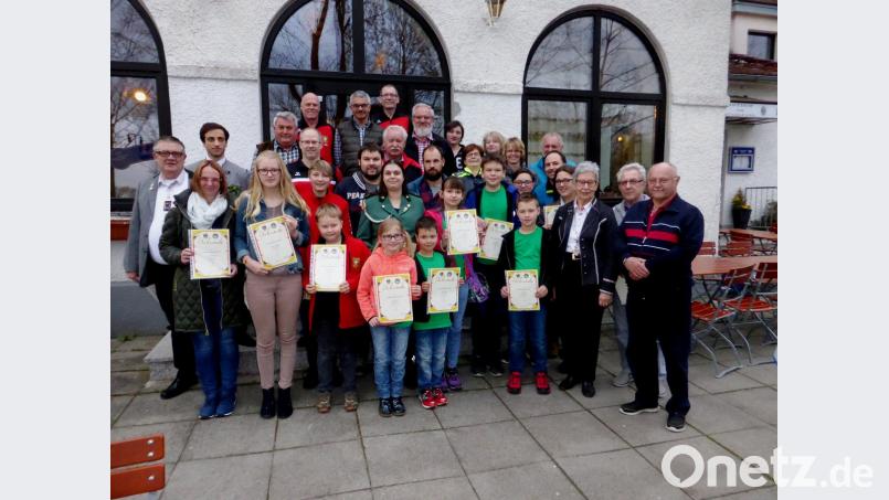 Die Sieger und Vertreter der Mannschaften bei der Siegerehrung des Schützengaus Amberg. Bild: pop
