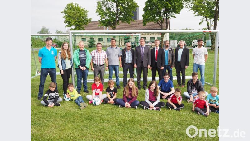 Jürgen Adelhardt (rechts) bedankt sich bei den Spendern (von links) Stefan Lindner (FFW Sassenreuth), Pia Schecklmann (KLJB Sassenreuth), Jens Dahl (Autoteile Pöllath), KFZ-Werkstatt Karl Thumbeck, Johannes Windisch (Gartenservice), Peter Opel (Fliesenfachgeschäft), Roland Meissner (Raiffeisenbank Kirchenthumbach), Tobias Lautner (Sparkasse Eschenbach), Stefan Kohl (Kollmer-Bauunternehmen) und Bürgermeister Jürgen Kürzinger (Marktgemeinde) für die Unterstützung bei der Anschaffung von zwei neuen Fußballtor