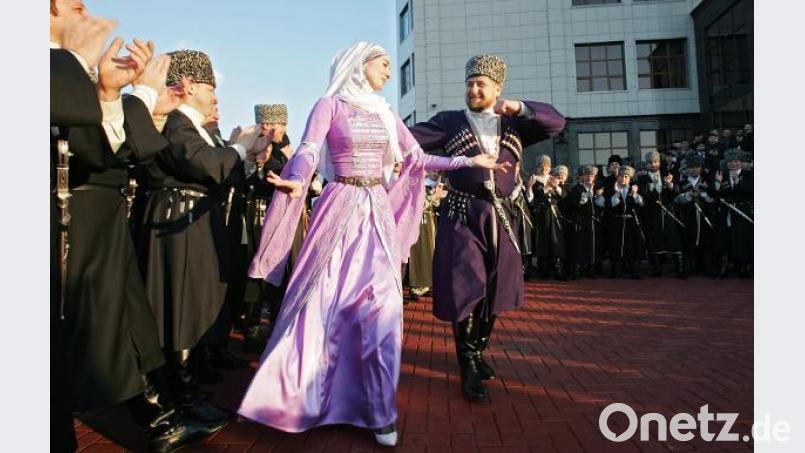 Schwulenfeind, Republikchef und Volkstänzer Ramzan Kadyrov in traditioneller tschetschenischer Tracht (rechts).  Bild: EPA/dpa/Kazbek Vakhayev