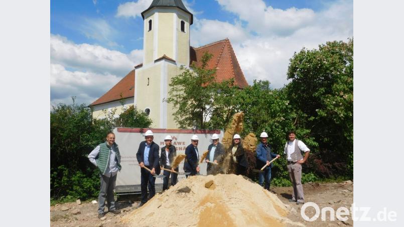 Zum Start des Neubaus der Jugendstätte Haidenaab greifen Stefan Brückner (Landratsamt Bayreuth), Landrat Hermann Hübner, Anja Liebenwald-Zetzmann (Singer-Ingenieur-Consult), Günter Dörfler (ehemaliger Kreisjugendring-Vorsitzender), der Speichersdorfer Bürgermeister Manfred Porsch, Kreisjugendring-Vorsitzender Christian Porsch, Andreas König (Landratsamt Bayreuth) und Sebastian Morawe (von links) vom gleichnamigen Baugeschäft zum Spaten.	Bild: hai