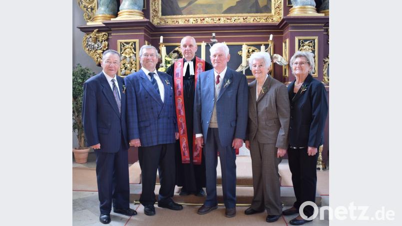 Eiserne Konfirmation feiern (vorne, von links) Hans Orth, Georg Wörner, Hans Pöllinger, Anna Gradl (geborene Schunk) und Betti Horn (ebenfalls geborene Schunk) mit Pfarrer Konrad Schornbaum (hinten).	Bild: wku