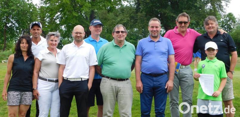 Sie waren die Besten dieses Jahr beim Golfhotel-Fahrenbach-Turnier beim Golf- und Landclub in Schmidmühlen. Bruttosieger wurde Frank Käfer (Fünfter von links), rechts der  neunjährige Lenny Hautmann, der ein bemerkenswertes Turnierdebüt feierte. 	Bild: bö