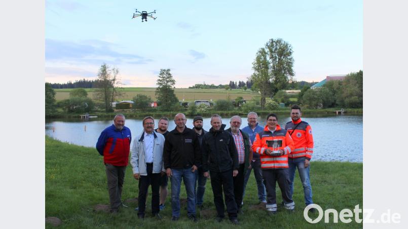 Vertreter des Roten Kreuzes und der Feuerwehr sowie Behörden treffen sich zum Blaulichtgespräch am Erlenweiher. Mit auf dem Bild Bürgermeister Hans Donko (Zweiter von links), Polizeidienststellenleiter Bernhard Gleißner (Fünfter von rechts), Wasserwacht-Vorsitzender Thomas Seiler (Dritter von rechts) und BRK-Bereitschaftsleiter Sven Lehner.	Bild: njn