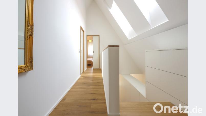 Dachflächenfenster öffnen das Geschoss und vor allem das dreigeschossige Treppenhaus zum Licht und zur Sonne. Auf der Westseite schaufeln große Fenster Licht ins Haus und gewähren den Blick in den Garten.  	Bilder: Oliver Heinl (4)