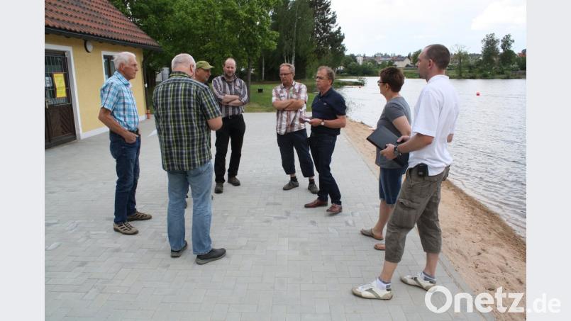 In seiner ersten Zusammenkunft dieses Jahres beschließt der "Runde Tisch" für das Kiesibeach-Freizeitgelände einige Maßnahmen: (von rechts) David Dutke, Sabine Wittmann (Wasserwacht), Werner Walberer, Wolfgang Graser, Max Schwärzer, Norbert Ferstl (Anglerverein), Horst Dürbeck (Bauamt Verwaltungsgemeinschaft), Norbert Höfer (Stadtrat).  	Bild: bjp