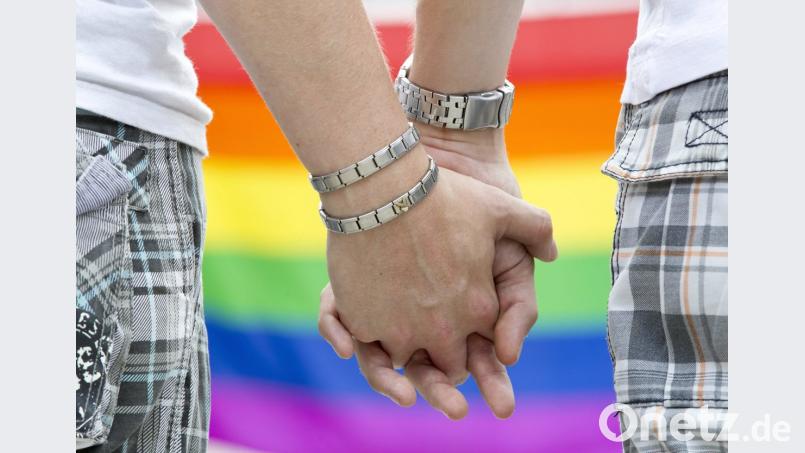Händchenhalten zwischen zwei Menschen gleichen Geschlechts ist für manche immer noch ein Problem. Bild: Michael Reichel/dpa