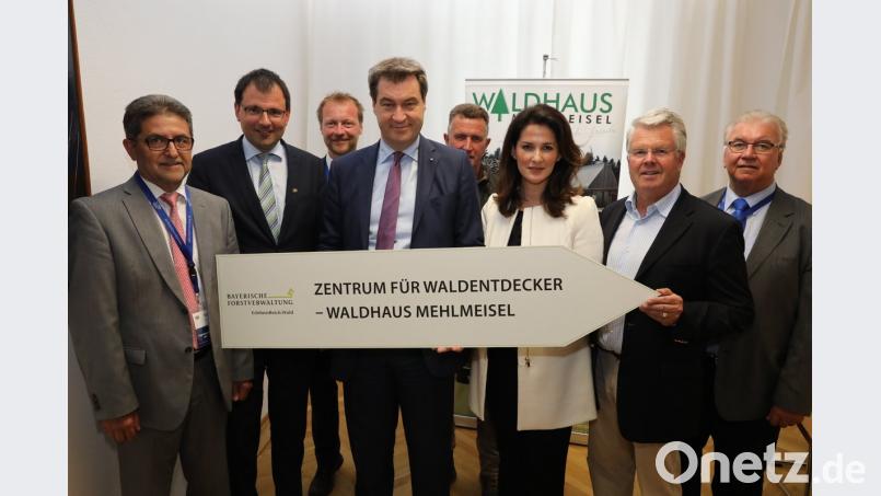 Bürgermeister Franz Tauber, Mehlmeisel, MdL Martin Schöffel, Geschäftsführer Ronald Ledermüller vom Naturpark Fichtelgebirge, Ministerpräsident Markus Söder, Eckard Mickisch vom Wildpark Waldhaus Mehlmeisel Forstministerin Michaela Kaniber, MdL Ludwig von Lerchenfeld und Gemeinderat Winfried Prokisch aus Mehlmeisel freuen sich über das Projekt. 	Bild: gis