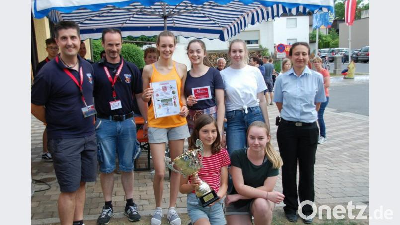 Die Ministranten zeigen beim Wettbewerb vollen Einsatz, holen sich den Siegerpokal und ein Preisgeld von 50 Euro. Stehend, von links: Kommandant Bernhard Eckert, Jugendwart Christian Robl, Marie Eckert, Anna Wittmann, Anna Nickl, und Kreisjugendwartin Miriam Schuller sowie (vorne, von links) Emelie Dobmeier und Anna Steiner. Bilder: du (2)