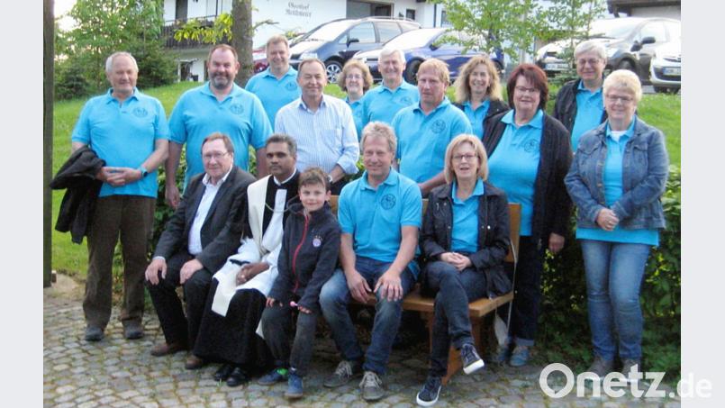 Die Mitglieder der Dorfgemeinschaft Mühlbühl mit (Vorne) Bürgermeister Theo Bauer, Pater Joy Munduplackal, Louis Reithmeier, Vorsitzender Veit Bauer mit Maria Schindler. (Hinten von links) Heini Bauriedel, Helmut Berger, Thomas König, Wolfgang Sticht, Gertraud Kappl, Hans Schindler, Helmut Götzl, Christa Malzer, Brigitte Unterburger, Hans Schindler und Petra König. Dorfgemeinschaft Mühlbühl