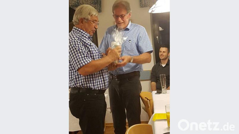 Als Dank für seinen Vortrag überreicht Vorsitzender Willi Dötsch (rechts) Wolfgang Hahn ein kleines Präsent.  	Bild: exb